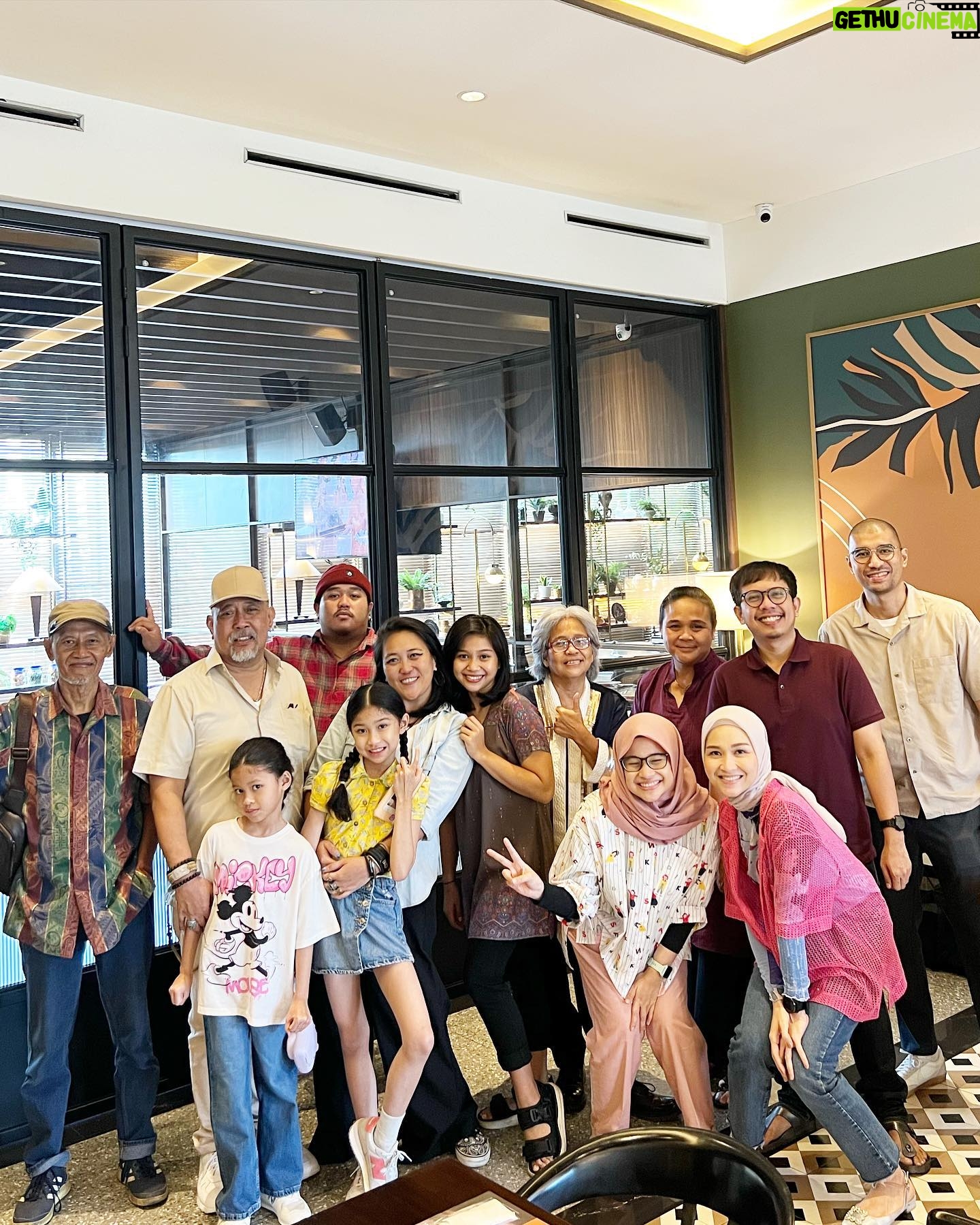 Indro - 15.1K Likes - Kiya cucuku sayang, selamat ulang tahun ya cantik. Jadi versi terbaik dari dirimu sendiri & terus bertumbuh kembang sebaik-baiknya bersama Kakak Alya. Sehat panjang umur serta selalu menyertakan Allah dalam setiap hal yg Kiya lakukan. Joy sayang banget sama Ade Kiya ❤️
Sekalian lebaranan sama keluarga Saleh, selamanya Anthy di hati kita semua yah insyaAllah 😘