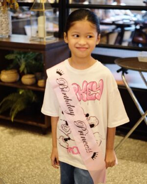 Indro Instagram - Kiya cucuku sayang, selamat ulang tahun ya cantik. Jadi versi terbaik dari dirimu sendiri & terus bertumbuh kembang sebaik-baiknya bersama Kakak Alya. Sehat panjang umur serta selalu menyertakan Allah dalam setiap hal yg Kiya lakukan. Joy sayang banget sama Ade Kiya ❤️
 
Sekalian lebaranan sama keluarga Saleh, selamanya Anthy di hati kita semua yah insyaAllah 😘