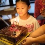 Indro Instagram – Kiya cucuku sayang, selamat ulang tahun ya cantik. Jadi versi terbaik dari dirimu sendiri & terus bertumbuh kembang sebaik-baiknya bersama Kakak Alya. Sehat panjang umur serta selalu menyertakan Allah dalam setiap hal yg Kiya lakukan. Joy sayang banget sama Ade Kiya ❤️
 
Sekalian lebaranan sama keluarga Saleh, selamanya Anthy di hati kita semua yah insyaAllah 😘