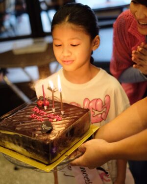 Indro Instagram - Kiya cucuku sayang, selamat ulang tahun ya cantik. Jadi versi terbaik dari dirimu sendiri & terus bertumbuh kembang sebaik-baiknya bersama Kakak Alya. Sehat panjang umur serta selalu menyertakan Allah dalam setiap hal yg Kiya lakukan. Joy sayang banget sama Ade Kiya ❤️
 
Sekalian lebaranan sama keluarga Saleh, selamanya Anthy di hati kita semua yah insyaAllah 😘