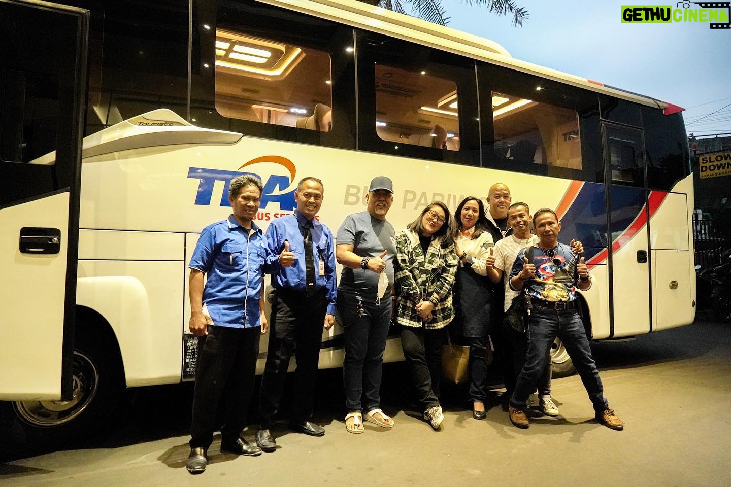 Indro Instagram - Mantap perjalanan kali ini naik luxury bus nya @trac_astra , fasilitas nyaman & mewah banget. Jangan lewatin discount sampai 20% di bulan Juli-Agustus untuk semua jenis bus kalo kalian pesan via aplikasi TRAC to go & counter di Jakarta, Semarang & Surabaya! Ajak rombongan buat jalan-jalan darat rasa pesawat, hehe šš»āØ
