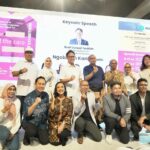 Indro Instagram - Kemarin hari Minggu 4 Februari acara world cancer day utk edukasi tentang deteksi dini dan ketersediaan perawatan kanker inovatif di Indonesia, salah satunya imunoterapi. Apa itu imunoterapi? Imunoterapi merupakan pengobatan kanker yang memanfaatkan sistem imun untuk membunuh sel kanker. Sebenarnya, sel imun tubuh kita dapat membunuh beragam sel asing, seperti bakteri dan termasuk sel abnormal seperti kanker. Tapi karena sel kanker itu sangat pintar, sel kanker bisa menyamar sehingga sel imun tubuh tidak dapat mengenali sel kanker tersebut. Nah, Imunoterapi ini akan merancang situasi sehingga sel kanker yang menyamar ini dapat dikenali oleh sistem imun untuk dibunuh. Meskipun acaranya sudah berakhir, tapi temen2 bisa mendapatkan informasi-informasi terpercaya seputar kanker di @ngobrolinkanker ya