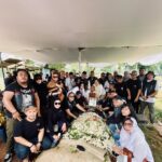 Indro Instagram – Innalillahi wa inna ilaihi raaji’un
 
Telah berpulang dengan sangat tenang saudara/keluarga/sahabat kita semua, Narga Habib kemarin malam, 5 November 2023.
 
Kami butuh waktu. Sangat sulit untuk dicerna semua kejadian yang begitu cepat. Gak terbayangkan pagi sampai sore kita masih bareng, gw peluk lo! Lalu beberapa jam kemudian dikabarin lo udah pergi!
 
Ya Allah.. Lapangkan kuburnya, ampuni segala dosanya & kuatkanlah keluarga dan kami yang ditinggalkan.. InsyaAllah semua ikhlas, Narga orang baik 🖤
 
Safe ride to heaven, Narga. Kita semua pasti kangen banget 🥲 InsyaAllah anak2 hebat lo akan jaga Nida selalu. Til we meet again 🖤