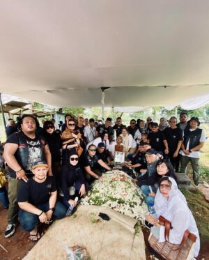 Indro Instagram - Innalillahi wa inna ilaihi raaji’un
 
Telah berpulang dengan sangat tenang saudara/keluarga/sahabat kita semua, Narga Habib kemarin malam, 5 November 2023.
 
Kami butuh waktu. Sangat sulit untuk dicerna semua kejadian yang begitu cepat. Gak terbayangkan pagi sampai sore kita masih bareng, gw peluk lo! Lalu beberapa jam kemudian dikabarin lo udah pergi!
 
Ya Allah.. Lapangkan kuburnya, ampuni segala dosanya & kuatkanlah keluarga dan kami yang ditinggalkan.. InsyaAllah semua ikhlas, Narga orang baik 🖤
 
Safe ride to heaven, Narga. Kita semua pasti kangen banget 🥲 InsyaAllah anak2 hebat lo akan jaga Nida selalu. Til we meet again 🖤