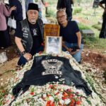 Indro Instagram - Innalillahi wa inna ilaihi raaji’un Telah berpulang dengan sangat tenang saudara/keluarga/sahabat kita semua, Narga Habib kemarin malam, 5 November 2023. Kami butuh waktu. Sangat sulit untuk dicerna semua kejadian yang begitu cepat. Gak terbayangkan pagi sampai sore kita masih bareng, gw peluk lo! Lalu beberapa jam kemudian dikabarin lo udah pergi! Ya Allah.. Lapangkan kuburnya, ampuni segala dosanya & kuatkanlah keluarga dan kami yang ditinggalkan.. InsyaAllah semua ikhlas, Narga orang baik 🖤 Safe ride to heaven, Narga. Kita semua pasti kangen banget 🥲 InsyaAllah anak2 hebat lo akan jaga Nida selalu. Til we meet again 🖤