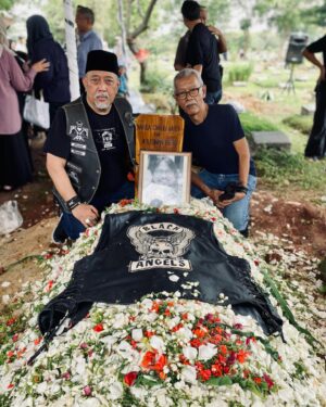 Indro Instagram - Innalillahi wa inna ilaihi raaji’un
 
Telah berpulang dengan sangat tenang saudara/keluarga/sahabat kita semua, Narga Habib kemarin malam, 5 November 2023.
 
Kami butuh waktu. Sangat sulit untuk dicerna semua kejadian yang begitu cepat. Gak terbayangkan pagi sampai sore kita masih bareng, gw peluk lo! Lalu beberapa jam kemudian dikabarin lo udah pergi!
 
Ya Allah.. Lapangkan kuburnya, ampuni segala dosanya & kuatkanlah keluarga dan kami yang ditinggalkan.. InsyaAllah semua ikhlas, Narga orang baik 🖤
 
Safe ride to heaven, Narga. Kita semua pasti kangen banget 🥲 InsyaAllah anak2 hebat lo akan jaga Nida selalu. Til we meet again 🖤