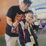 Indro Instagram – Sukses ya cucuku Alyana perjalanan ke KL bareng @rafadance_id 🙏🏻 InsyaAllah Bunbun Papa & Joy selalu mendoakan kesehatan dan kelancaran kegiatan Kakak di sana. Alya udah janji sama Joy mau jadi ballerina hebat, menjadi artis besar di bidangnya. Allah kasih kemudahan ya nak ❤️
 
Pasti gak mudah berpisah sama Alya seminggu lebih untuk pertama kalinya untuk kita semua terutama orang tuanya. Tapi insyaAllah bekal ini akan membawa Alya ke masa depan yg cemerlang, aamiin YRA. Nanti Kiya nyusul dengan kejutan2nya juga yah! 😘