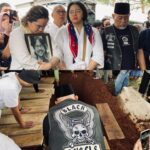 Indro Instagram – Innalillahi wa inna ilaihi raaji’un
 
Telah berpulang dengan sangat tenang saudara/keluarga/sahabat kita semua, Narga Habib kemarin malam, 5 November 2023.
 
Kami butuh waktu. Sangat sulit untuk dicerna semua kejadian yang begitu cepat. Gak terbayangkan pagi sampai sore kita masih bareng, gw peluk lo! Lalu beberapa jam kemudian dikabarin lo udah pergi!
 
Ya Allah.. Lapangkan kuburnya, ampuni segala dosanya & kuatkanlah keluarga dan kami yang ditinggalkan.. InsyaAllah semua ikhlas, Narga orang baik 🖤
 
Safe ride to heaven, Narga. Kita semua pasti kangen banget 🥲 InsyaAllah anak2 hebat lo akan jaga Nida selalu. Til we meet again 🖤