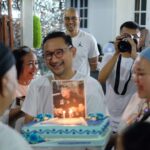 Indro Instagram – 65 tahun – dapetin rasa terbaik untuk menutup hari yang produktif. Alhamdulillah Alhamdulillah ❤️
 
 
Surprise by all the fam(ILY)y
Food: @teppanku 
Cake: @laspeciale_patisserie 
Snack: @cantikaputricake 
Decoration: @partyku_id 
Photo: @fythography