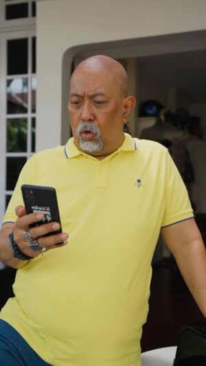 Indro Instagram - Siapa bilang yang muda aja yang boleh gaul? Gua juga dong.. ga ada acara gaptek2 an pake mobile banking jaman sekarang, karena ada Livin’ by Mandiri.
Transaksi apapun super gampang, ga perlu login. Yang mau sat set kayak gua gini, langsung download Livin’ by Mandiri! #SuperAppSuperLengkApp