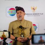 Indro Instagram – Terima kasih @indosiar & @lsf_ri atas penghargaan dan apresiasinya malam ini, semoga dapat selalu amanah. Penghargaan ini juga untuk Almarhum Mas Dono & Mas Kasino, terima kasih bimbingan dan cintanya. Tak lupa terima kasih banyak untuk para penggemar yg selalu setia mensupport saya selama berkarya, tanpa kalian saya ga akan ada di panggung ini. Maju terus perfilman Indonesia, semakin baik semakin baik dan semakin baik ❤️🇲🇨