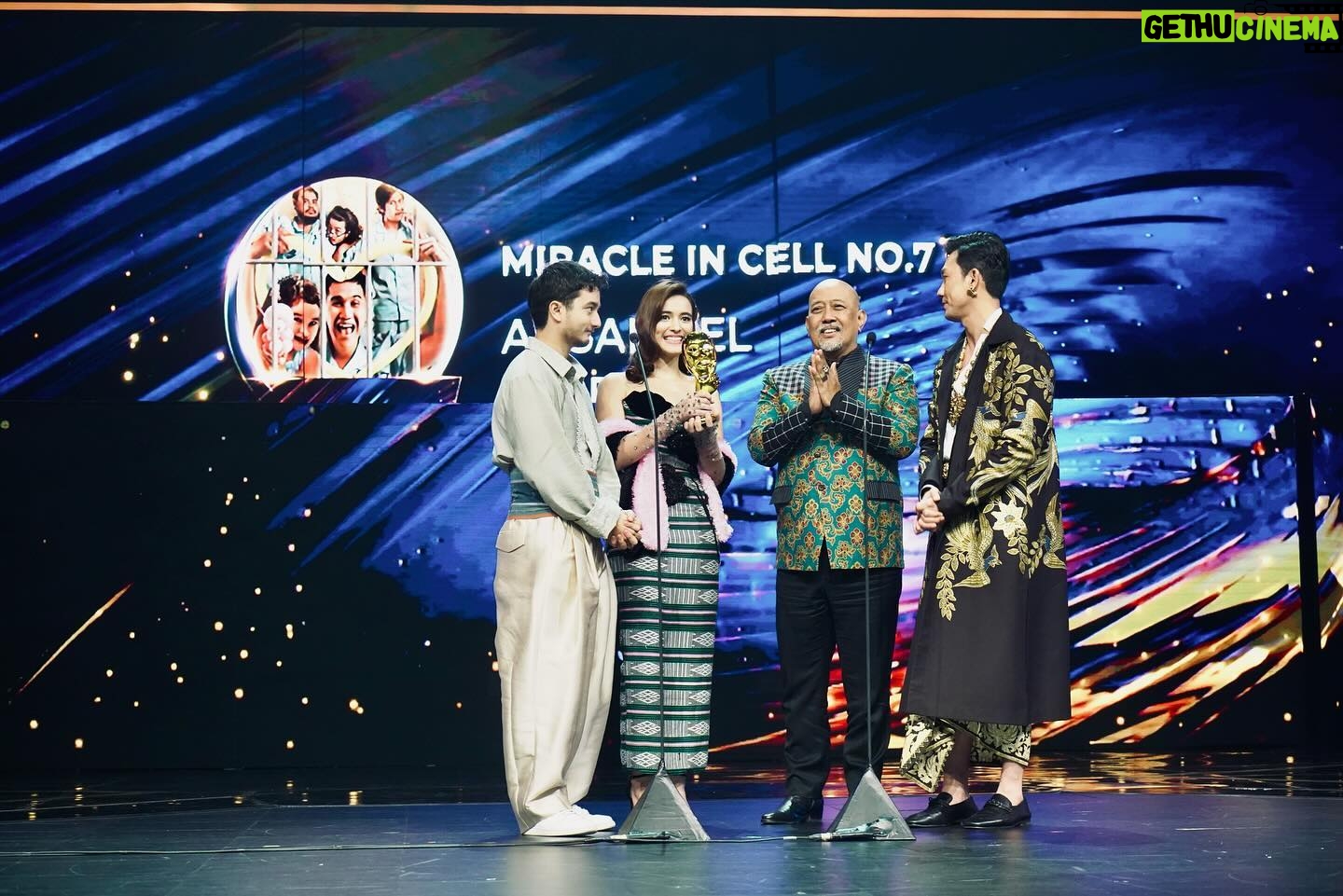 Indro Instagram - Di umur segini masih diberi kepercayaan melalui prestasi karya sendiri & juga kolektif. MasyaAllah Tabarakallah. Terima kasih banyak untuk semua pihak yang membuat ini semua bisa terjadi. Terima kasih @imaawards atas apresiasinya. Alhamdulillah wa syukurillah π€²π»