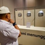 Indro Instagram – Kemarin hari Minggu 4 Februari acara world cancer day utk edukasi tentang deteksi dini dan ketersediaan perawatan kanker inovatif di Indonesia, salah satunya imunoterapi.
 
 
Apa itu imunoterapi? Imunoterapi merupakan pengobatan kanker yang memanfaatkan sistem
imun untuk membunuh sel kanker. Sebenarnya, sel imun tubuh kita dapat membunuh beragam
sel asing, seperti bakteri dan termasuk sel abnormal seperti kanker. Tapi karena sel kanker itu
sangat pintar, sel kanker bisa menyamar sehingga sel imun tubuh tidak dapat mengenali sel
kanker tersebut. Nah, Imunoterapi ini akan merancang situasi sehingga sel kanker yang
menyamar ini dapat dikenali oleh sistem imun untuk dibunuh.
 
Meskipun acaranya sudah berakhir, tapi temen2 bisa mendapatkan informasi-informasi terpercaya seputar kanker di @ngobrolinkanker ya