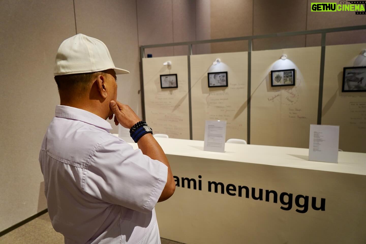 Indro Instagram - Kemarin hari Minggu 4 Februari acara world cancer day utk edukasi tentang deteksi dini dan ketersediaan perawatan kanker inovatif di Indonesia, salah satunya imunoterapi. Apa itu imunoterapi? Imunoterapi merupakan pengobatan kanker yang memanfaatkan sistem imun untuk membunuh sel kanker. Sebenarnya, sel imun tubuh kita dapat membunuh beragam sel asing, seperti bakteri dan termasuk sel abnormal seperti kanker. Tapi karena sel kanker itu sangat pintar, sel kanker bisa menyamar sehingga sel imun tubuh tidak dapat mengenali sel kanker tersebut. Nah, Imunoterapi ini akan merancang situasi sehingga sel kanker yang menyamar ini dapat dikenali oleh sistem imun untuk dibunuh. Meskipun acaranya sudah berakhir, tapi temen2 bisa mendapatkan informasi-informasi terpercaya seputar kanker di @ngobrolinkanker ya