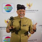 Indro Instagram - Terima kasih @indosiar & @lsf_ri atas penghargaan dan apresiasinya malam ini, semoga dapat selalu amanah. Penghargaan ini juga untuk Almarhum Mas Dono & Mas Kasino, terima kasih bimbingan dan cintanya. Tak lupa terima kasih banyak untuk para penggemar yg selalu setia mensupport saya selama berkarya, tanpa kalian saya ga akan ada di panggung ini. Maju terus perfilman Indonesia, semakin baik semakin baik dan semakin baik ❤️🇲🇨