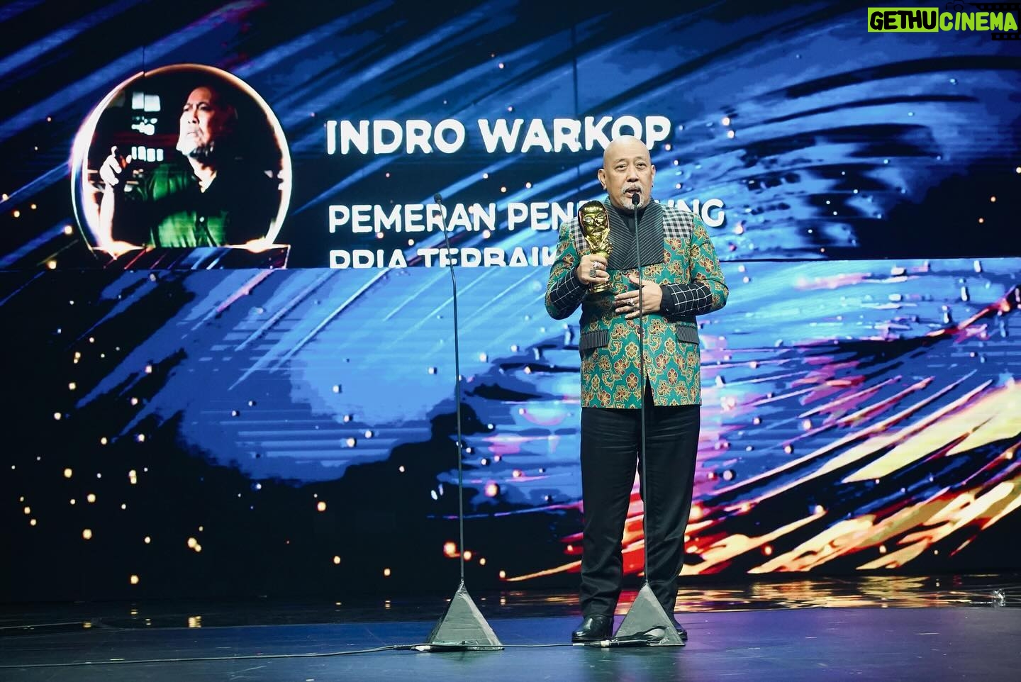 Indro Instagram - Di umur segini masih diberi kepercayaan melalui prestasi karya sendiri & juga kolektif. MasyaAllah Tabarakallah. Terima kasih banyak untuk semua pihak yang membuat ini semua bisa terjadi. Terima kasih @imaawards atas apresiasinya. Alhamdulillah wa syukurillah π€²π»