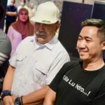 Indro Instagram – Kemarin hari Minggu 4 Februari acara world cancer day utk edukasi tentang deteksi dini dan ketersediaan perawatan kanker inovatif di Indonesia, salah satunya imunoterapi.
 
 
Apa itu imunoterapi? Imunoterapi merupakan pengobatan kanker yang memanfaatkan sistem
imun untuk membunuh sel kanker. Sebenarnya, sel imun tubuh kita dapat membunuh beragam
sel asing, seperti bakteri dan termasuk sel abnormal seperti kanker. Tapi karena sel kanker itu
sangat pintar, sel kanker bisa menyamar sehingga sel imun tubuh tidak dapat mengenali sel
kanker tersebut. Nah, Imunoterapi ini akan merancang situasi sehingga sel kanker yang
menyamar ini dapat dikenali oleh sistem imun untuk dibunuh.
 
Meskipun acaranya sudah berakhir, tapi temen2 bisa mendapatkan informasi-informasi terpercaya seputar kanker di @ngobrolinkanker ya