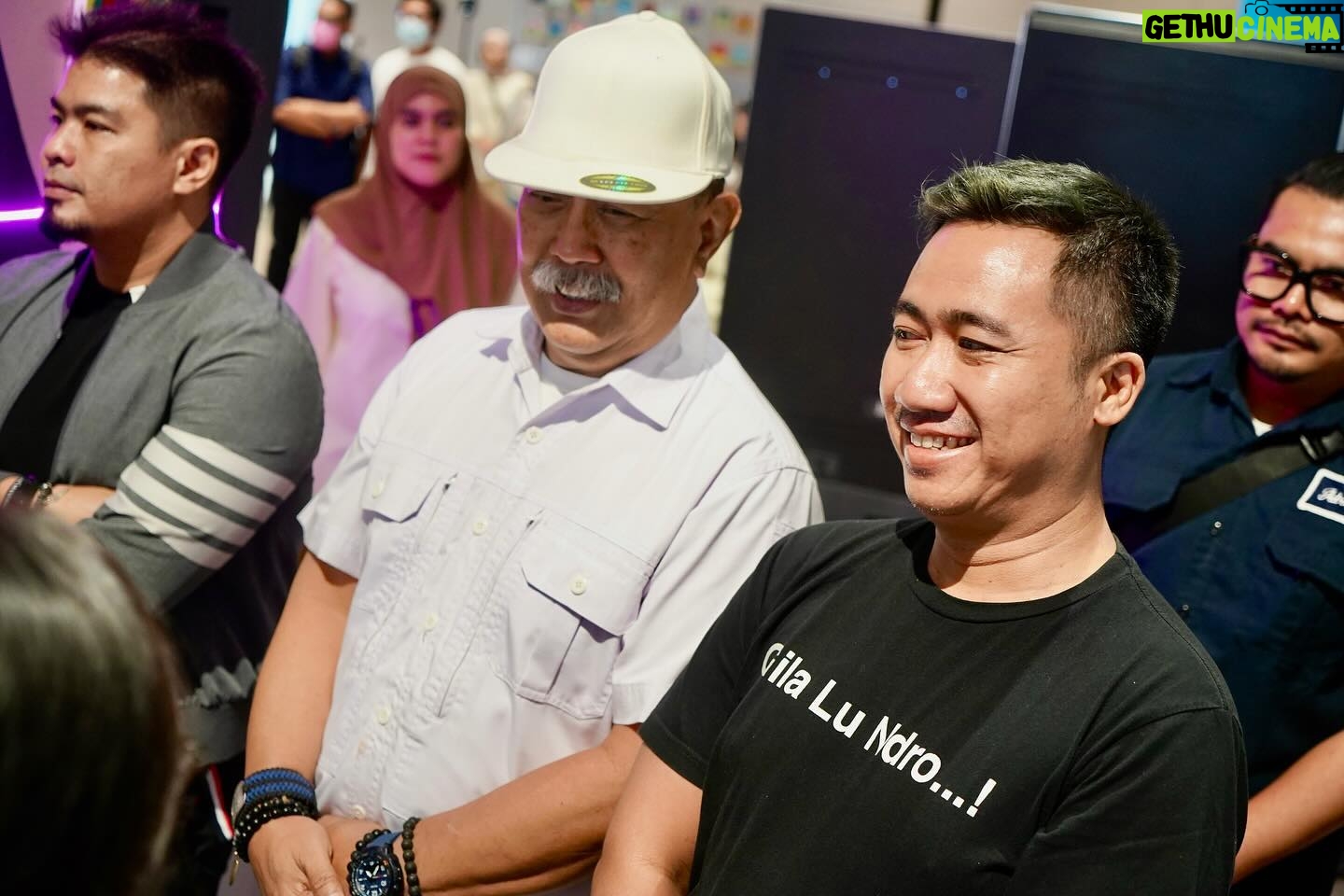Indro Instagram - Kemarin hari Minggu 4 Februari acara world cancer day utk edukasi tentang deteksi dini dan ketersediaan perawatan kanker inovatif di Indonesia, salah satunya imunoterapi. Apa itu imunoterapi? Imunoterapi merupakan pengobatan kanker yang memanfaatkan sistem imun untuk membunuh sel kanker. Sebenarnya, sel imun tubuh kita dapat membunuh beragam sel asing, seperti bakteri dan termasuk sel abnormal seperti kanker. Tapi karena sel kanker itu sangat pintar, sel kanker bisa menyamar sehingga sel imun tubuh tidak dapat mengenali sel kanker tersebut. Nah, Imunoterapi ini akan merancang situasi sehingga sel kanker yang menyamar ini dapat dikenali oleh sistem imun untuk dibunuh. Meskipun acaranya sudah berakhir, tapi temen2 bisa mendapatkan informasi-informasi terpercaya seputar kanker di @ngobrolinkanker ya