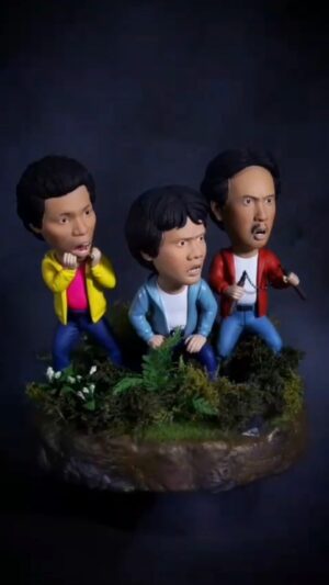 Indro Instagram - " 🎶 🎵 Siawasiwa uwono uweni..
yg baju merah jangan sampe lepas.. 🎶 🎵 "
Fix yg apal lagu nya masa kecil nya bahagia hahah 😜

Yang minat sama statue nya, staytune ya..
minggu ini moga2 kita bisa OpenPO nya via toped atau direct transfer (biar gak kena biaya tambahan market place)
bs juga DM mimin untuk masuk ke preBook PO List kita untuk amankan slot...

Offcial License Collectible Statue ini rencananya hanya dibuat based on PO yg masuk, up to 50 Serial Number, dibagi dalam 2 batch (25pcs/batch), tidak ada Ready Stock ya SobatKeren...
Oiya tinggi statue di 24-25cm ya, pakde @indrowarkop_asli rencananya akan Autograph di sertifikat keasliannya..terimakasih 🙏🙇

*Video yg ditampilkan bukan prototype final ya, masi WIP*
@masari0
@videowarkopdki @warkopdki.id @warkopdki.fansclubindonesia @warkopdki_mlg @warkopdki_official @warkopdki 

#warkopdki 
#donokasinoindro 
#DolananKeren 
#statue 
#limitededition