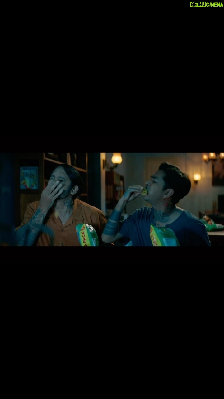 Indro Instagram - Kaya cucu gw nih kalo pada makan. Bloopersnya begini, filmnya asli sih kocak 😂 #HelloGhost