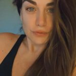Ingrid Cruz Instagram - Siendo las 21:00 ya me puse pijama… Pase una hora viendo fotos de mi hija cuando chiquitita… Que rápido pasa el tiempo… Diciembre siempre me provoca lo mismo ,una nostalgia ,no sé si por navidad o por fin de año … Pero hoy he recordado mucho Y agradezco todo lo vivido !!! Y agradezco la familia que he formado 👩‍❤️‍💋‍👩♥️ Jajajajaj ven que ando nostálgica …me pongo a escribir y me voy en la vola’ Les mando un beso apretado 💋 Desde el fin del mundo donde se vive la navidad con calor