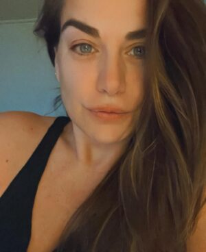 Ingrid Cruz Instagram - Siendo las 21:00 ya me puse pijama…
Pase una hora viendo fotos de mi hija cuando chiquitita…
Que rápido pasa el tiempo…
Diciembre siempre me provoca lo mismo ,una nostalgia ,no sé si por navidad o por fin de año …
Pero hoy he recordado mucho 
Y agradezco todo lo vivido !!!
Y agradezco la familia que he formado 👩‍❤️‍💋‍👩♥️
Jajajajaj ven que ando nostálgica …me pongo a escribir y me voy en la vola’
Les mando un beso apretado 💋
Desde el fin del mundo donde se vive la navidad con calor