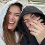 Ingrid Cruz Instagram - Mi mejor foto del verano ☀️ Riendo juntas !!! Amor del fuerte ♥️ Te amo @emi._.scheinffelt ,mi chinita hermosa !! Se viene la última semana de marzo!! Así que con toda la energía !! Así …sonriendo 😆 Feliz domingo 💋