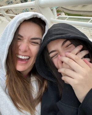 Ingrid Cruz Instagram - Mi mejor foto del verano ☀️
Riendo juntas !!!
Amor del fuerte ♥️
Te amo  @emi._.scheinffelt ,mi chinita hermosa !!
Se viene la última semana de marzo!!
Así que con toda la energía !!
Así …sonriendo 😆
Feliz domingo 💋