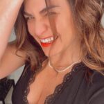 Ingrid Cruz Instagram - Ojitos Chinos de risa… Mirada fija … Directo al alma … Ojitos míos … Fotos frente a luz de 5 patas que hace ese efecto en el ojo Me gusta …parecen ojos de gato ! Miauuuu guajajajajaj Les mando un beso gigante !!! Feliz martes 💋
