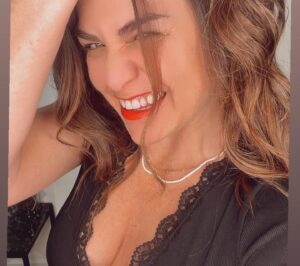 Ingrid Cruz Instagram - Ojitos 
Chinos de risa…
Mirada fija …
Directo al alma …
Ojitos míos …
Fotos frente a luz  de 5 patas que hace ese efecto en el ojo 
Me gusta …parecen ojos de gato !
Miauuuu guajajajajaj
Les mando un beso gigante !!!
Feliz martes 💋