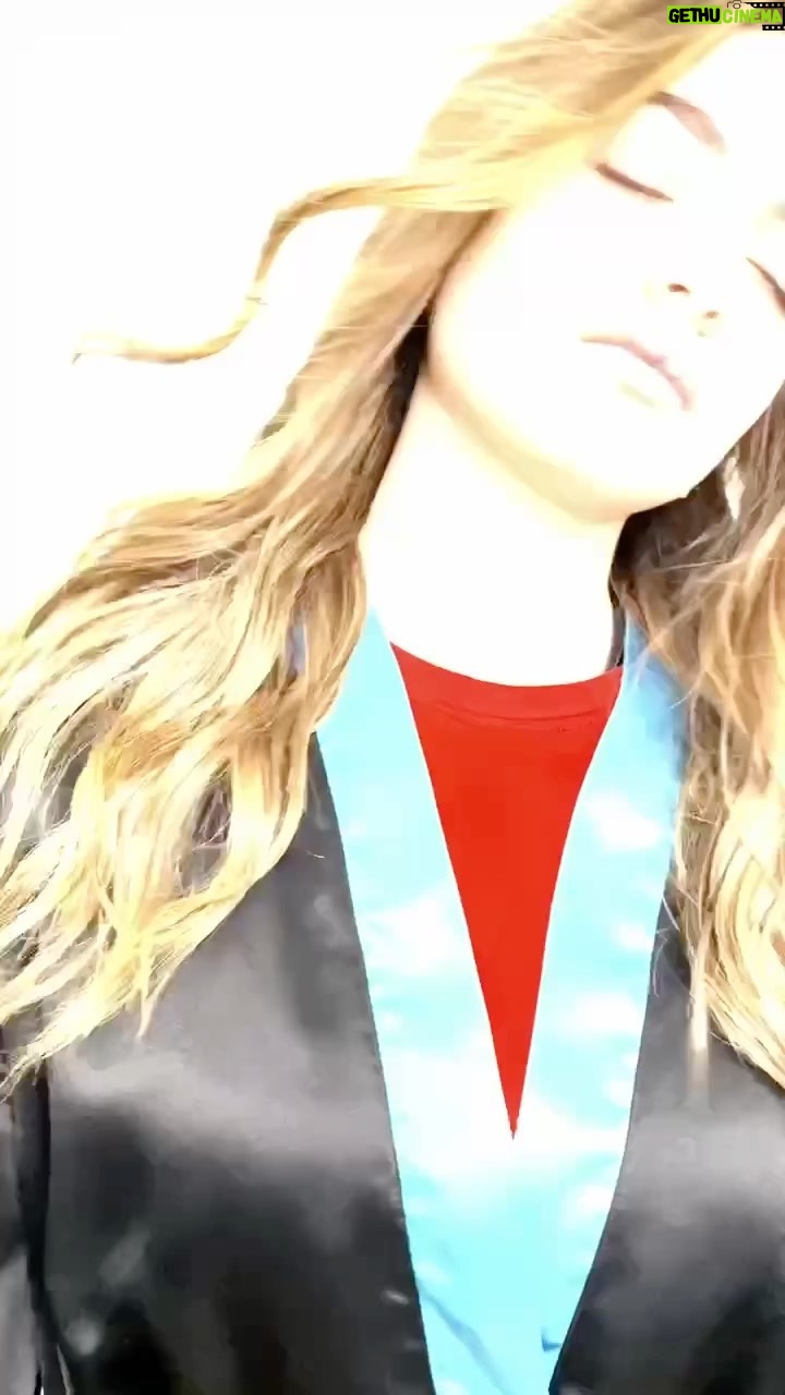 Ingrid Cruz - 20.3K Likes - Y creció….
Le tome prestado este video a @jeanbohus
Porque no puedo más de la chochera
Verla así de grande , con una mirada fuerte ,disfrutando …♥️
Gracias mi @jeanbohus por regalonearla siempre ,dándole el gusto en cada locura que se le ocurre ,jajajaja, pero por lejos lo más lindo …
Gracias por la relación de confianza hermosa que tienes con mi Emilia ♥️
Eso…estoy tan orgullosa de mi hija ,se está transformando en una mujer impresionante
Te amo Emilia .♥️
#unbaberoporfavor