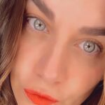 Ingrid Cruz Instagram - Ojitos Chinos de risa… Mirada fija … Directo al alma … Ojitos míos … Fotos frente a luz de 5 patas que hace ese efecto en el ojo Me gusta …parecen ojos de gato ! Miauuuu guajajajajaj Les mando un beso gigante !!! Feliz martes 💋
