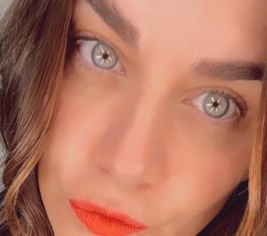 Ingrid Cruz Instagram - Ojitos 
Chinos de risa…
Mirada fija …
Directo al alma …
Ojitos míos …
Fotos frente a luz  de 5 patas que hace ese efecto en el ojo 
Me gusta …parecen ojos de gato !
Miauuuu guajajajajaj
Les mando un beso gigante !!!
Feliz martes 💋
