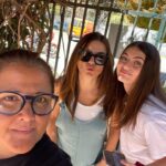Ingrid Cruz Instagram - Ay! Mi @valveliz no te pudiste ir ayer ,pero la vida nos regalo un hermoso dia juntas .♥️ Recargando energías para todo lo que se viene .🌟 Siempre juntas ,siempre familia . Ahora más grande aún junto a tu mujer @mariaapaazc ♥️ Te amamos !!! Devuélvete pronto !! Ya te extraño 8M rodeada de puras mujeres poderosas @valveliz @emi._.scheinffelt @marialoretogomeza (pa variar no saliste en las fotos) Y a todas las que me leen un abrazo gigante !! Respeto e igualdad 8M