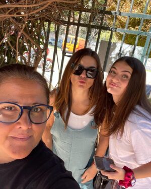 Ingrid Cruz Instagram - Ay! Mi @valveliz no te pudiste ir ayer ,pero la vida nos regalo un hermoso dia juntas .♥️
Recargando energías para todo lo que se viene .🌟
Siempre juntas ,siempre familia .
Ahora más grande aún junto a tu mujer @mariaapaazc ♥️
Te amamos !!! Devuélvete pronto !!
Ya te extraño 
8M rodeada de puras mujeres poderosas @valveliz @emi._.scheinffelt @marialoretogomeza (pa variar no saliste en las fotos)

Y a todas las que me leen un abrazo gigante !! 
Respeto e igualdad 
8M