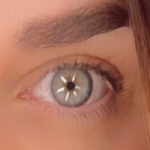 Ingrid Cruz Instagram - Ojitos 
Chinos de risa…
Mirada fija …
Directo al alma …
Ojitos míos …
Fotos frente a luz  de 5 patas que hace ese efecto en el ojo 
Me gusta …parecen ojos de gato !
Miauuuu guajajajajaj
Les mando un beso gigante !!!
Feliz martes 💋