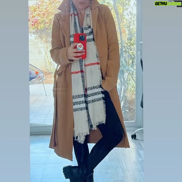 Ingrid Cruz - 15.4K Likes - Lo que más me gusta del invierno es ponerme chaquetones grandes !!🧡
Descansen ,carreteen, abríguense ,pero sobretodo disfruten el fin de semana
Les mando un beso 💋