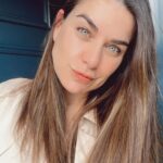 Ingrid Cruz Instagram - Por fin les puedo mostrar cómo quedó mi puerta de seguridad de @lockpro.seguridad Ame el color y cómo le cambio la onda a mi casa !! Siempre acompañada de mis guardianes !🐕e siento como en notting hill Ellaaaaaaaaaa🤣 Les mando un beso gigante y que tengan un lindo jueves 💋