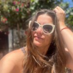 Ingrid Cruz Instagram - El sol me hace bien ☀️🦀 Llevo semanas muy intensas ,no sé si es el eclipse ,la guerra o simplemente la vida …pero he tenido que echar a andar todas mis defensas. Respiro,ordeno ,pinto mandalas,jardineo ,regaloneo a mis perros …me pongo al sol . Siempre hago el ejercicio de ser positiva ,de pararme del otro lado de la vereda…pero hay días que es más difícil y ahí es cuando empiezo a respirar y agradecer Jajajajajaj No es que me las dé de coach ni nada ,es solo un desahogo de domingo. Empatía ;todos vivimos nuestras batallas… sonriamos ,seamos buena onda …porque no sabemos lo que puede estar viviendo el otro ! Feliz domingo y fuerza para todos!!!!♥️☀️