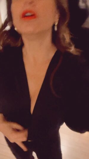 Ingrid Cruz Instagram - Trate de hacer un grwm 
Jajajaja
Ahí va cómo me arregle corriendo para la cena anual de @fundacion_soymas 
Hoy por fin ,el video que trabajamos tanto ,sale a la luz 
Les mando un beso 💋
