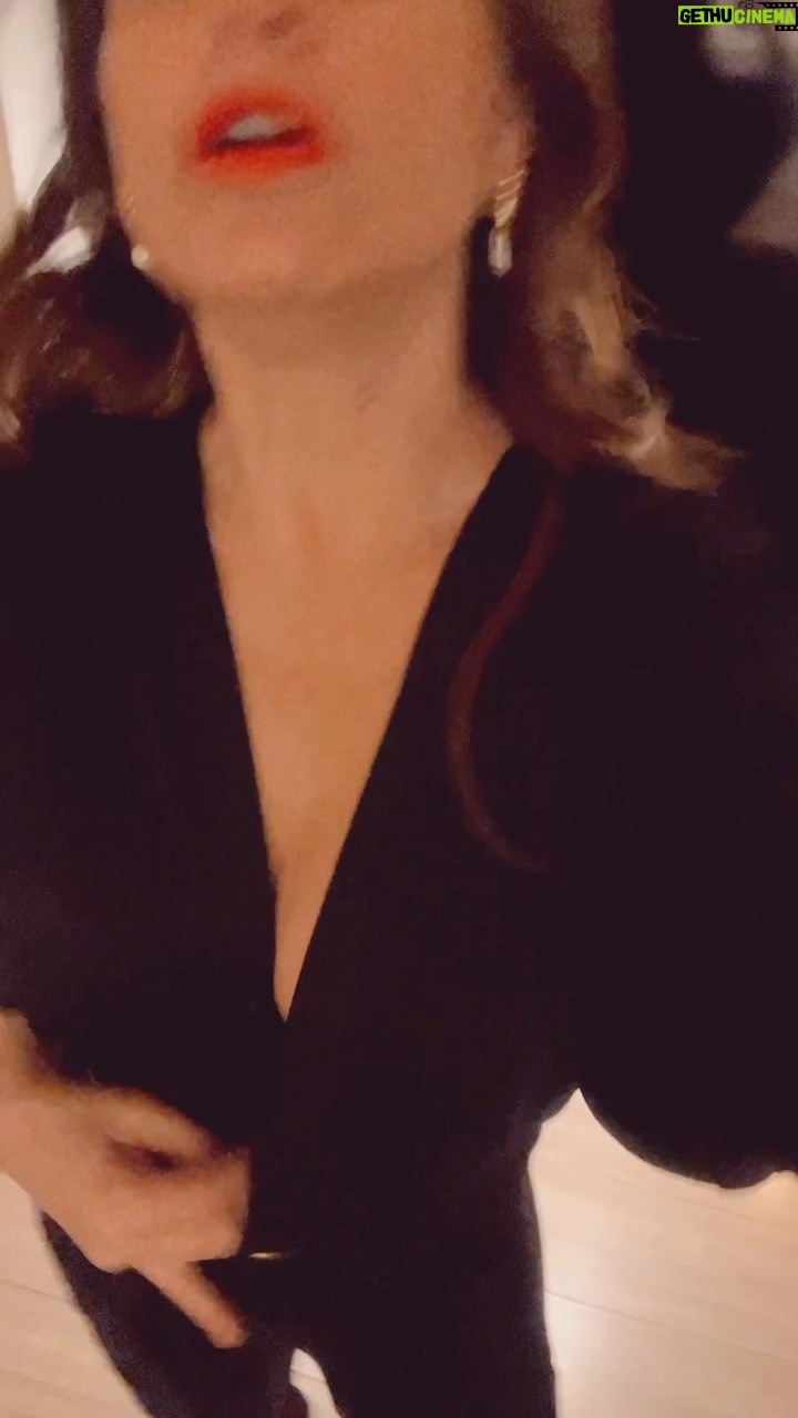 Ingrid Cruz - 10.7K Likes - Trate de hacer un grwm
Jajajaja
Ahí va cómo me arregle corriendo para la cena anual de @fundacion_soymas
Hoy por fin ,el video que trabajamos tanto ,sale a la luz
Les mando un beso 💋