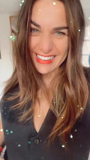 Ingrid Cruz Instagram - Hoy desperté feliz !!no tuve que trabajar y me llego un pedido de ropa!
Me probé todooo!!
Busque cosas cómodas y abrigadas para el invierno!!
Arme looks para ir a trabajar ,salir y el más importante el que uso en mi casa y  voy a dejar a mi hija al colegio!!
Jajajajajja obvio que se me subieron encima mis perros !!!
