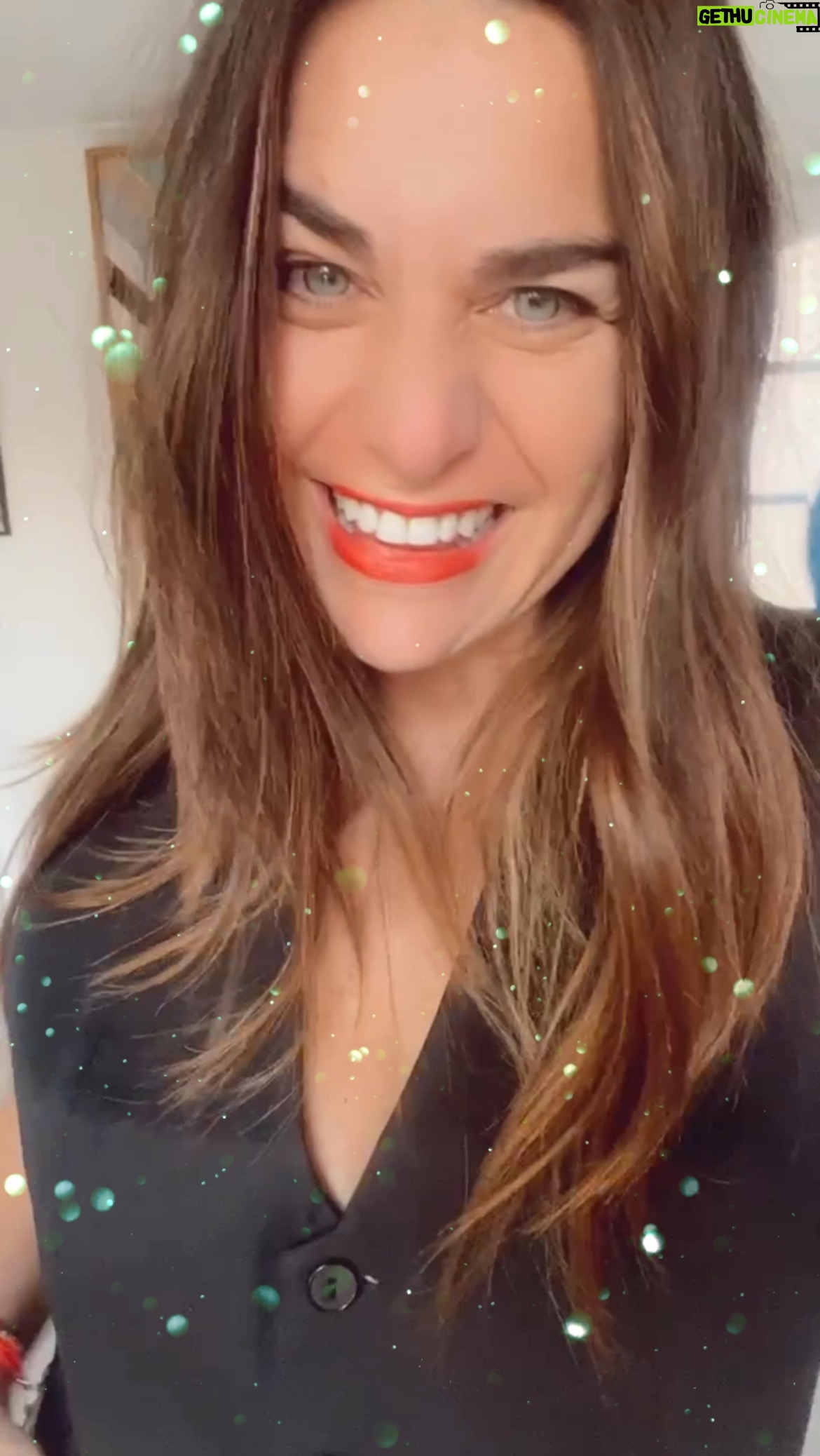 Ingrid Cruz - 28K Likes - Hoy desperté feliz !!no tuve que trabajar y me llego un pedido de ropa!
Me probé todooo!!
Busque cosas cómodas y abrigadas para el invierno!!
Arme looks para ir a trabajar ,salir y el más importante el que uso en mi casa y voy a dejar a mi hija al colegio!!
Jajajajajja obvio que se me subieron encima mis perros !!!