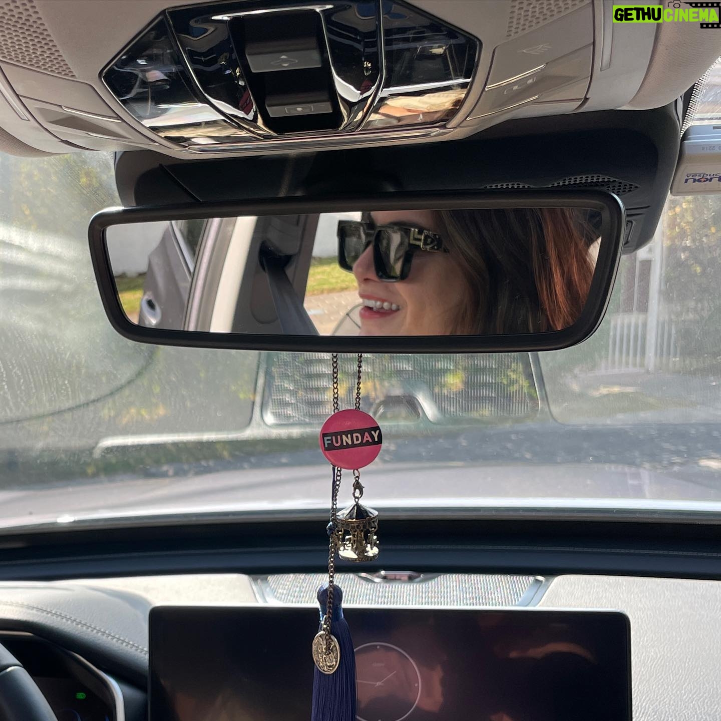 Ingrid Cruz Instagram - Vamos con todo esta semana !!! Arriba de “la nave “ aprovechando cada rayito de sol ! Con todos mis talismanes pa la suerte en el auto Y con un gatito negro hermoso que me abrazo hoy ! Puras buenas señales 🌟 Les mando un beso apretado y que tengamos una semana llena de cosas lindas !!! Va a estar helado en esta parte del mundo así que a abrigarse muuuucho♥️ Pd: I ♥️ @guillermomorales.cl