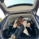 Ingrid Cruz Instagram - Vamos con todo esta semana !!! Arriba de “la nave “ aprovechando cada rayito de sol ! Con todos mis talismanes pa la suerte en el auto Y con un gatito negro hermoso que me abrazo hoy ! Puras buenas señales 🌟 Les mando un beso apretado y que tengamos una semana llena de cosas lindas !!! Va a estar helado en esta parte del mundo así que a abrigarse muuuucho♥️ Pd: I ♥️ @guillermomorales.cl