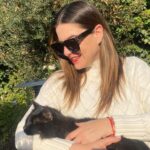 Ingrid Cruz Instagram - Vamos con todo esta semana !!! Arriba de “la nave “ aprovechando cada rayito de sol ! Con todos mis talismanes pa la suerte en el auto Y con un gatito negro hermoso que me abrazo hoy ! Puras buenas señales 🌟 Les mando un beso apretado y que tengamos una semana llena de cosas lindas !!! Va a estar helado en esta parte del mundo así que a abrigarse muuuucho♥️ Pd: I ♥️ @guillermomorales.cl