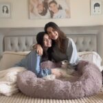 Ingrid Cruz Instagram - Jajajajaja …veamos una película? ♥️🐾 Y llegan todos ♥️♥️♥️ Agarramos las mantitas y la cama nueva de mi tropa y listo !!! Abrigados con estilo !!!Jajjajaja Familia completa ♥️🐾 Lo mejor del planeta es abrazar a toda mi tropa !!