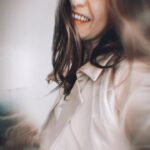 Ingrid Cruz Instagram - Mi mejor publico son ellos ,me miran con tanto amor ,jajajaja ,cada cosa que me pongo!♥️ Mi chaleco ya tiene pelitos de perro pero me da lo mismo!! Puro amor perruno Quien mas tiene la ropa llena de pelos de perro? Y ya se acostumbraron ,como yo ? Les mando un beso 💋 Y feliz semana