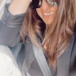 Ingrid Cruz Instagram - Un día cualquiera …donde sale el sol!! Así empiezo abrazando a mis perros ,voy a dejar a mi hija ,los saludo ♥️ Si me alcanza el tiempo entreno pero siempre me arranco unos minutos al ☀️ Llego a grabar ,estoy con mis compañeros ,me cambio varias veces de ropa …actuó!!! termino mi día y me voy cantando a la casa ….hago mil cosas más ,pero aquí les nombro las que me llenan de energía . Un día cualquiera …donde salió el sol ☀️ Siempre arriba de mi nave @guillermomorales.cl 🛸♥️