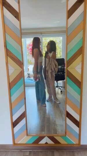 Ingrid Cruz Instagram - La próxima semana hacemos un viaje 
Cortito pero muy importante para las dos…
Para Emilia …ver a su artista favorita de la vida 
Para mí …vencer mis miedos y avanzar !! 
Hoy partimos buscando las cosas que nos faltanpara que todo sea maravilloso!!!
♥️♥️@taylorswift vamos con todo!!

Pd: nótese la diferencia de porte !

Besos 💋